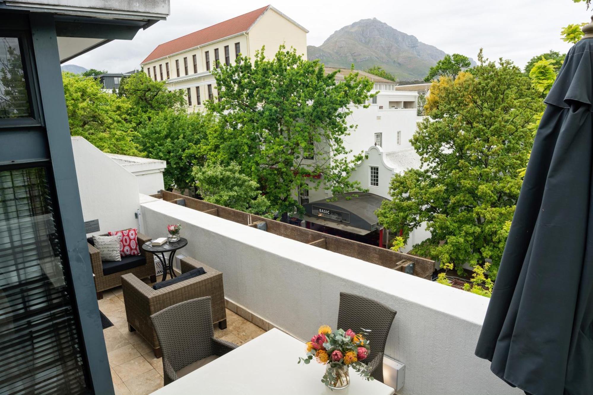84 négyzetméteres, 2 hálószobás, 2 saját fürdőszobával rendelkező Apartman Stellenbosch Központ ter Kültér fotó